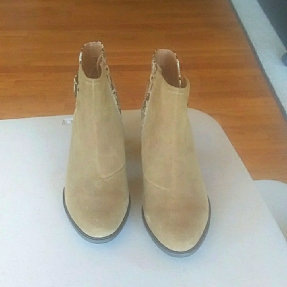 Vionic boots